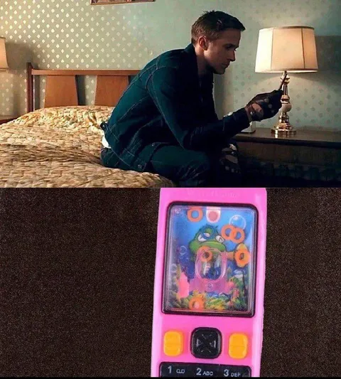 Серьёзный мужчина с игрушечным телефоном
