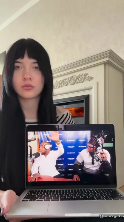Девушка слушает рэп на ноутбуке