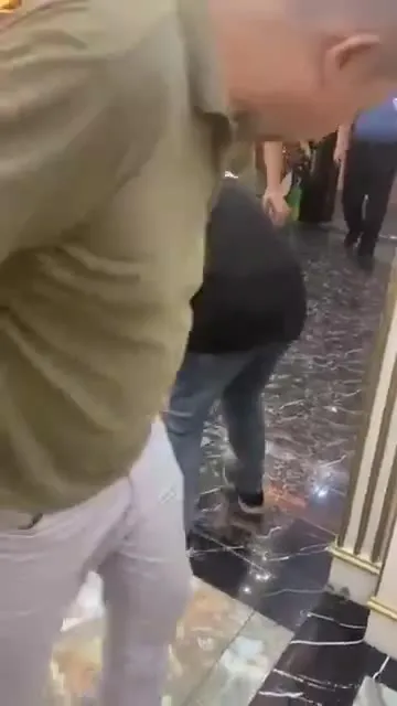 Парень потерялся в толпе