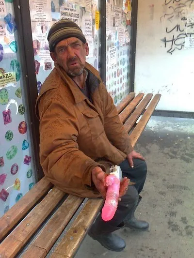 Мужчина с огромным мороженым
