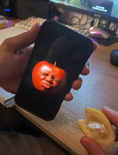 Яблоко с человеческим лицом
