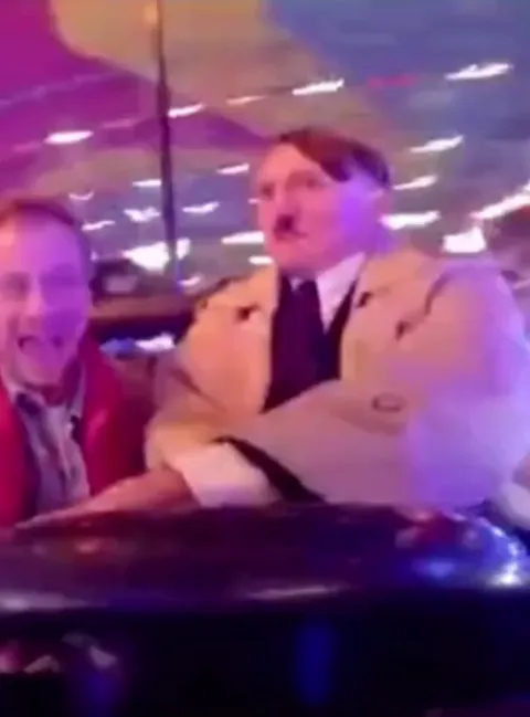 Гитлер танцует под Stayin' Alive