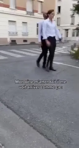 Mon père me voit arriver collé serré