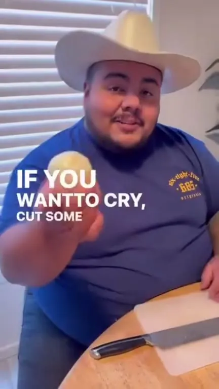 Cries in Spanish While Cutting