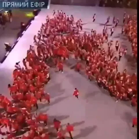 Толпа выстраивается в букву Z