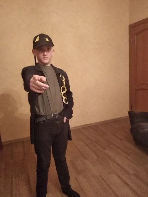Парень указывает пальцем