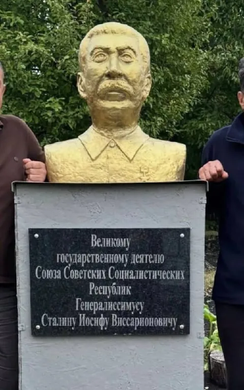 Бюст Сталина с помпезной табличкой