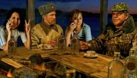 Девушки за столом с солдатами