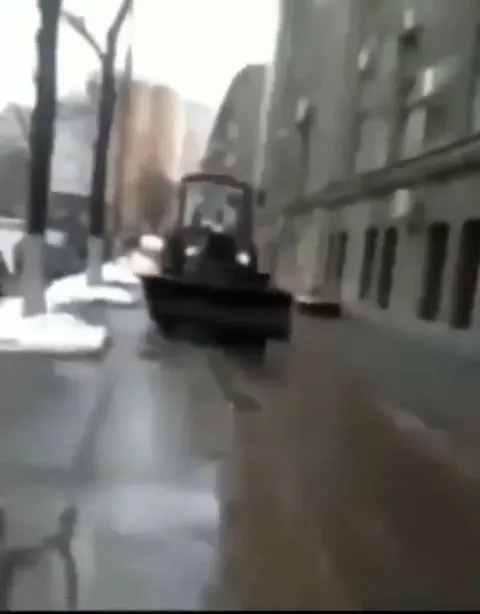 Мини-трактор несётся по улице