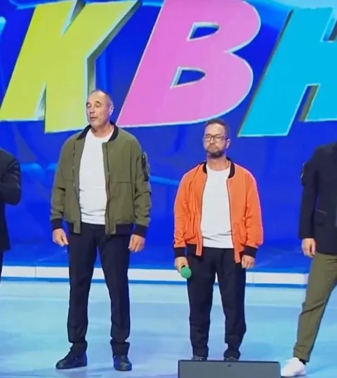 Участники КВН на сцене