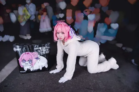 Pink-haired Nike catgirl cosplay