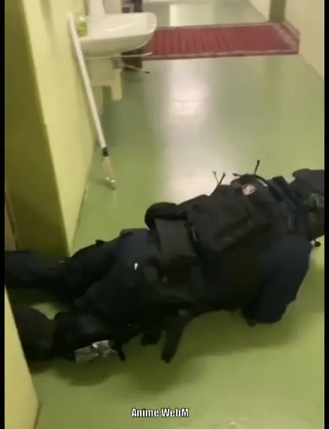 Die Monster ziehen ihn heraus