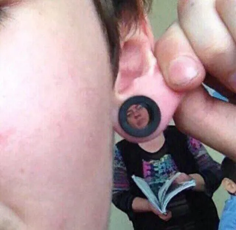 Ребёнок в тоннеле уха