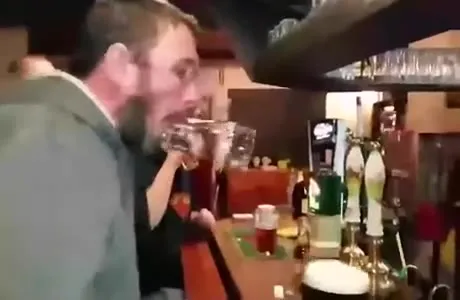 Пьяный трюк с бокалом Guinness