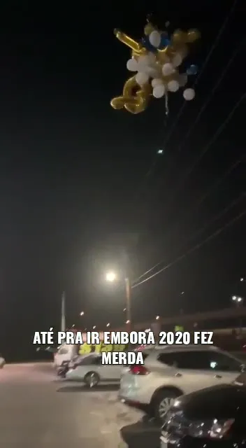 Balões presos nos fios