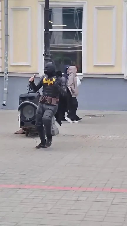 Бэтмен танцует на улице