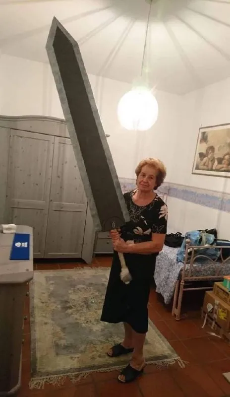 Бабушка с огромным мечом