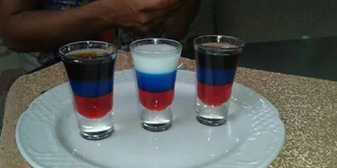 Русский флаг в рюмках