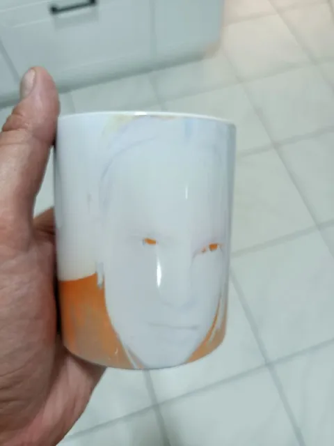 Кружка с загадочным лицом