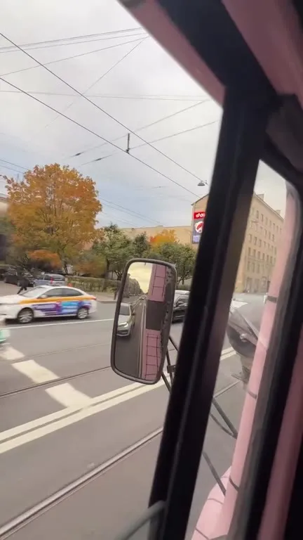 Розовый грузовик в городе