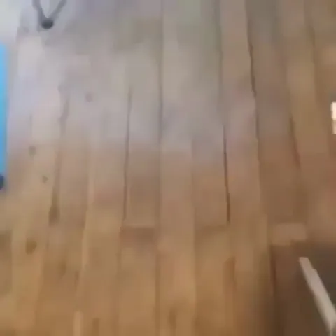 Кто-то убегает за дверь