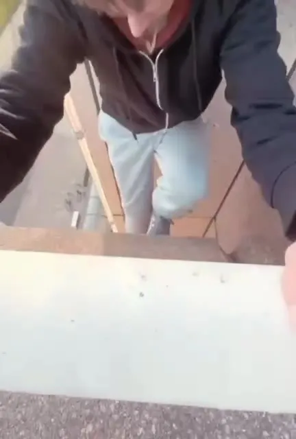 Парень застрял между зданиями