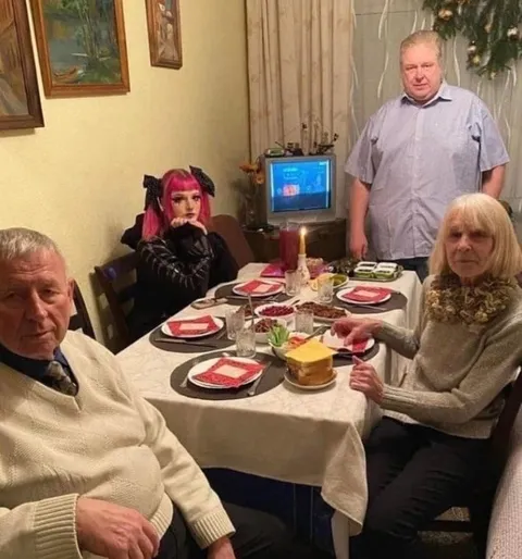 Готическая внучка на семейном ужине