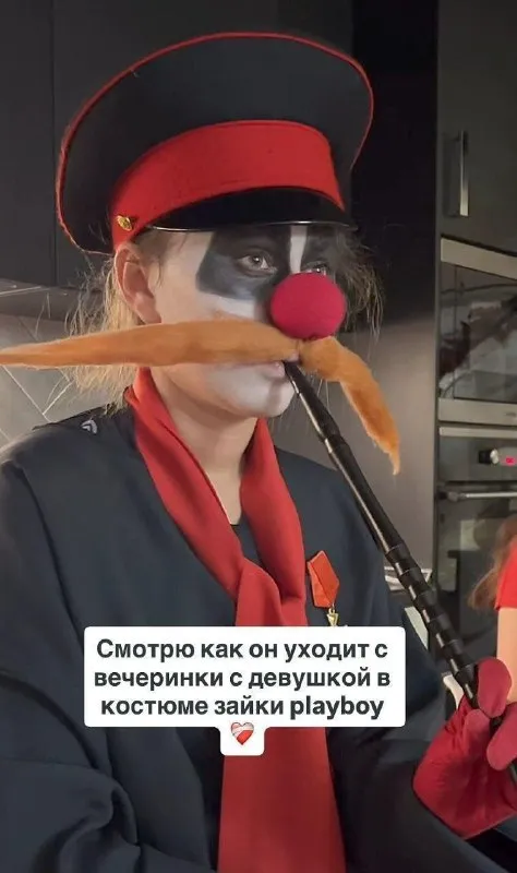 Уходит с вечеринки с зайкой