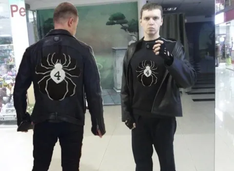 Братья в одинаковых куртках