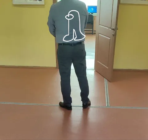 Человек с рисунком на спине