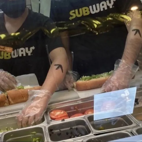 Одинаковые татуировки у работников Subway
