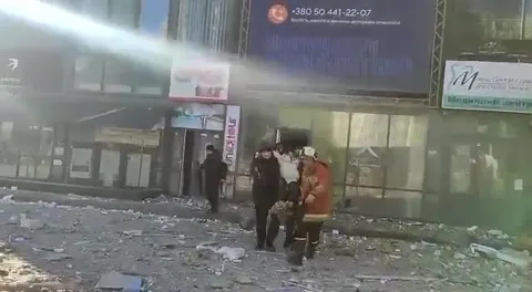 Спасатели выводят людей из разрушенного здания