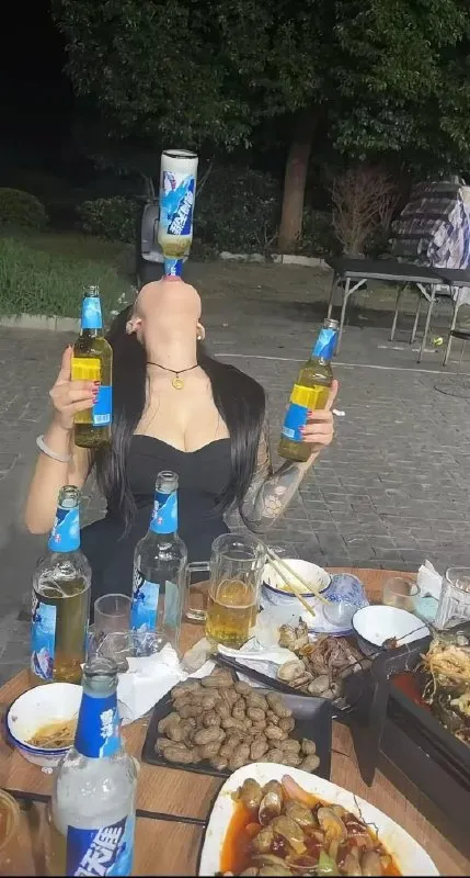 Женщина с бутылками на лице