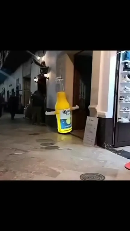 Живая бутылка Corona у входа