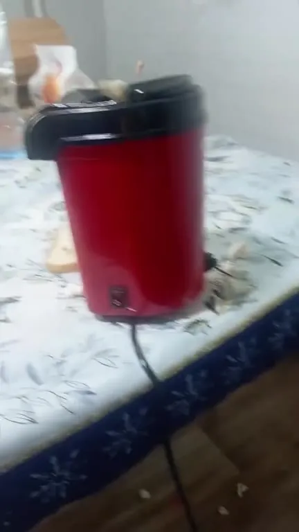 Попкорн разлетелся по кухне