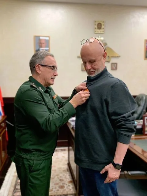 Полковник награждает гражданского