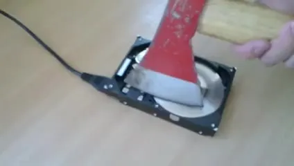 Топор играет на жёстком диске