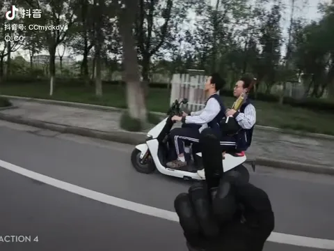 Два школьника на скутере