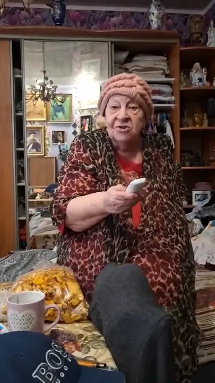 Бабушка сердито проверяет ногу