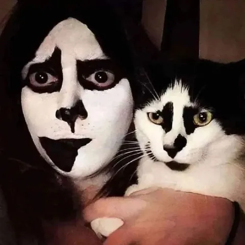 Человек и кот в гриме KISS