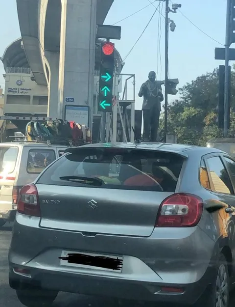 رجل يقف فوق السيارة