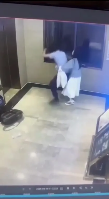 女子拖人后门外摔倒