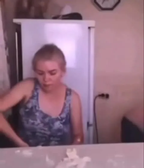 Мужчина устроил хаос за столом