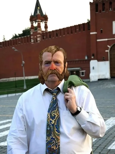 Бородатый мужчина у Кремля