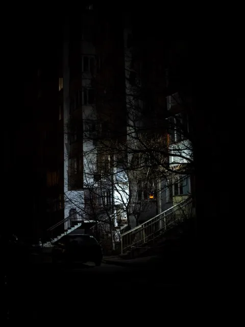 Тёмный двор ночью