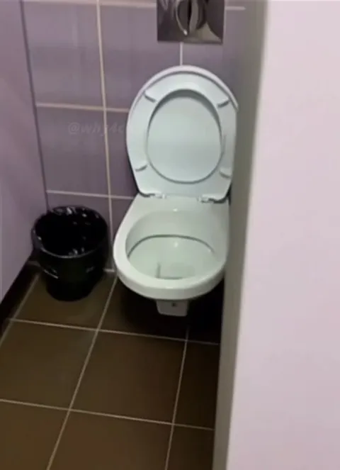 Скейтбордист в туалете