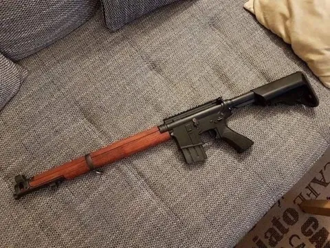 Необычная винтовка на диване