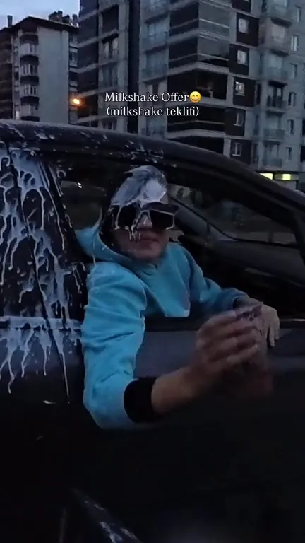 Milkshake teklifi ve köpüklü kovalamaca