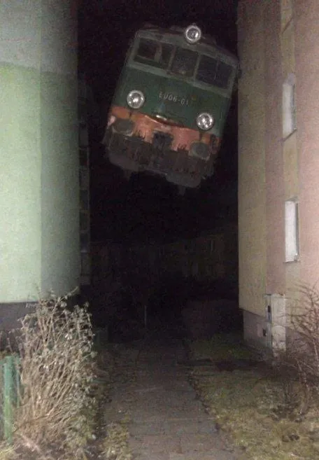 Поезд между домами