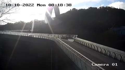 Мост взрывается под музыку